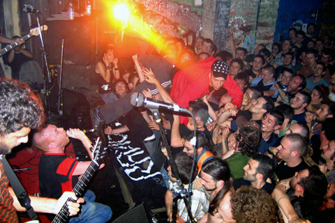 Stage diving - Pic by Bostik